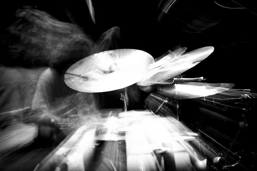 photo créative batteur en concert photo noir et blanc photo Christophe Tardy photographe à Lyon