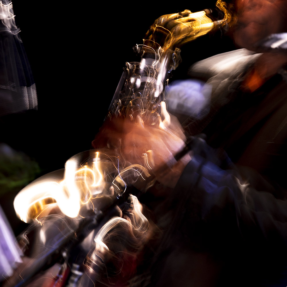 photo créative saxophoniste colorée en concert photo Christophe Tardy photographe à Lyon