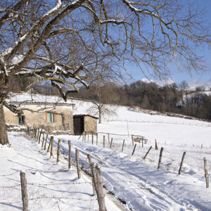 photo la ferme sous la neige tirée du film là où le temps s'est arrêté de christophe tardy réalisateur à lyon