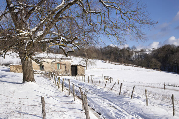 photo la ferme sous la neige tirée du film là où le temps s'est arrêté de christophe tardy réalisateur à lyon