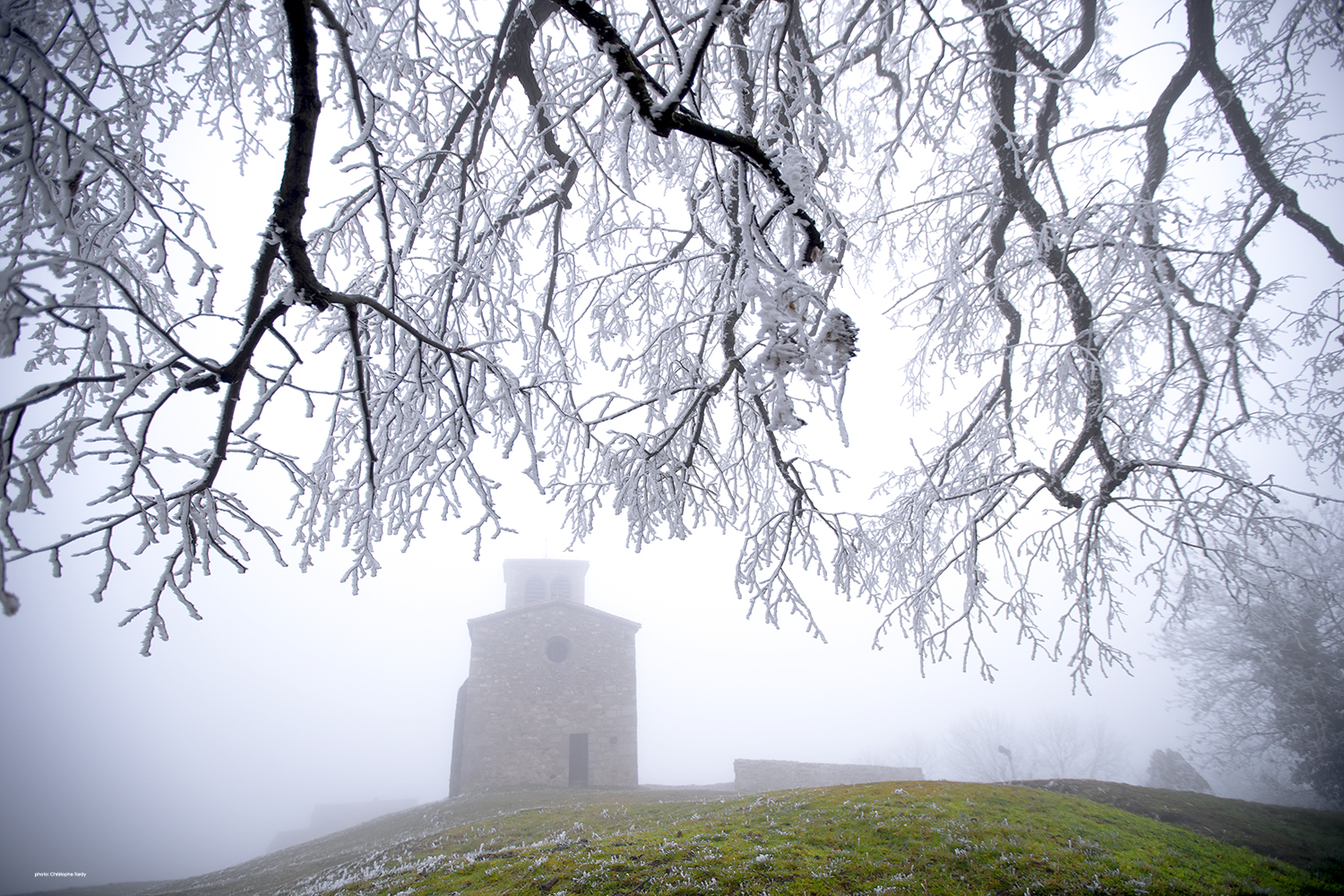 Tentacules sur sur la Chapelle Saint Vincent à Saint Laurent d'Agny photo d'hiver et de givre photo de Christophe Tardy photographe à Lyon et en région Auvergne Rhône Alpes