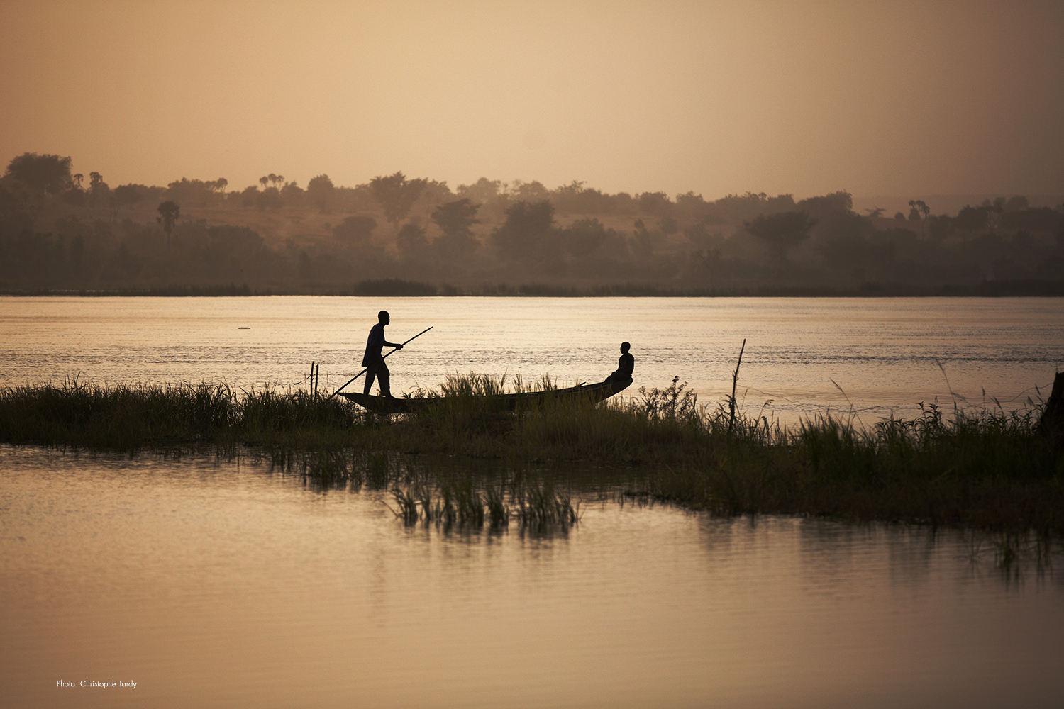 Piroguiers sur leur pirogue sur le fleuve Niger au Niger photo christophe Tardy photographe à Lyon et en région Auvergne Rhône Alpes