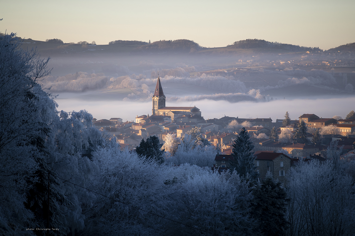 Village de Saint MArtin en Haut un jour d'hiver, de froid et de givre photo Christophe Tardy photographe à Lyon et en région Auvergne Rhône Alpes